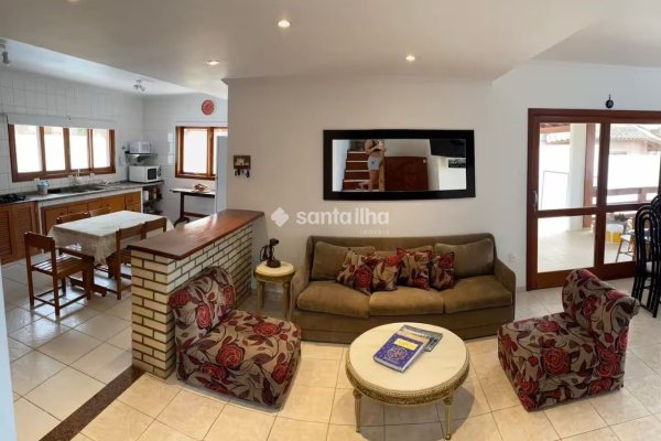 Casa à venda com 350m², 4 quartos, 3 suítes, 4 vagas no bairro Campeche em Florianópolis