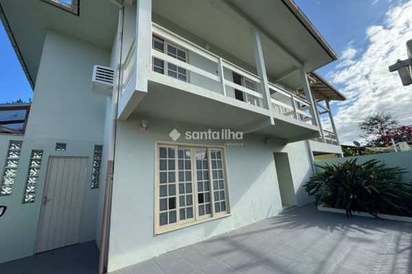 Casa à venda com 260m², 5 quartos, 2 suítes, 5 vagas no bairro Rio Tavares em Florianópolis