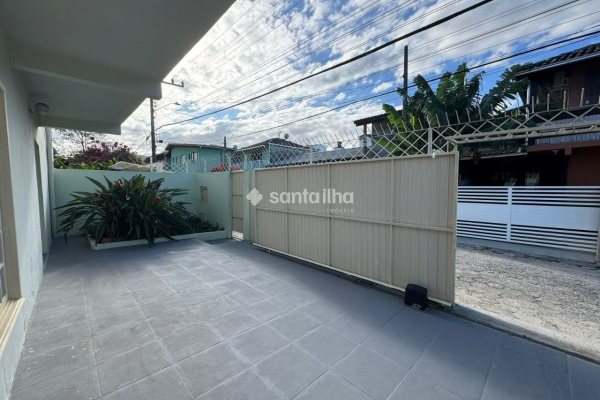 Casa à venda com 260m², 5 quartos, 2 suítes, 5 vagas no bairro Rio Tavares em Florianópolis
