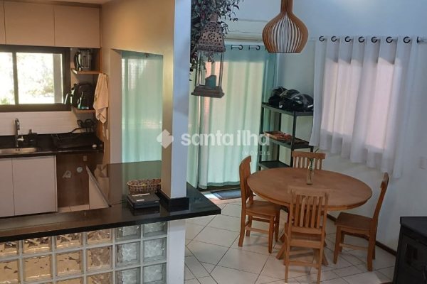 Casa à venda com 179m², 3 quartos, 1 suíte, 2 vagas no bairro Campeche em Florianópolis