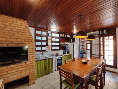Casa à venda com 250m², 6 quartos, 3 suítes, 4 vagas no bairro Pântano do Sul em Florianópolis - Foto 32