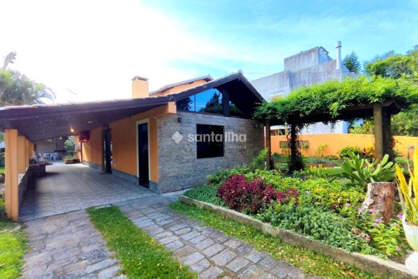 Casa à venda com 250m², 6 quartos, 3 suítes, 4 vagas no bairro Pântano do Sul em Florianópolis