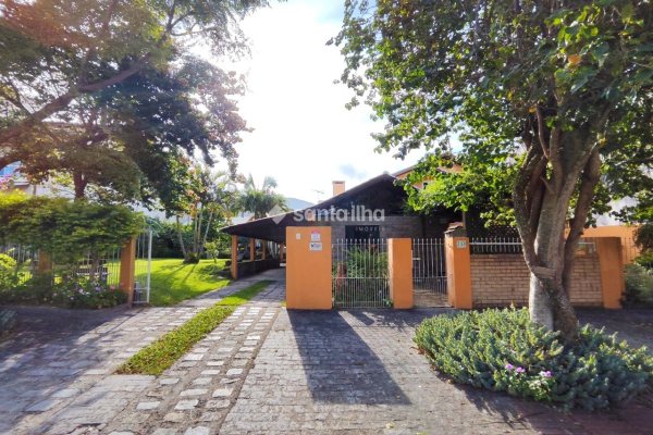 Casa à venda com 250m², 6 quartos, 3 suítes, 4 vagas no bairro Pântano do Sul em Florianópolis