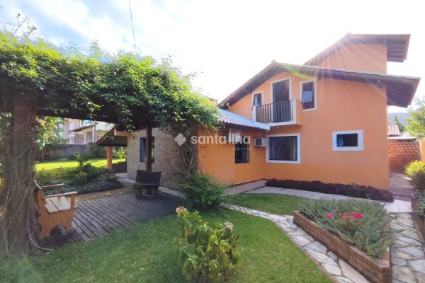 Casa à venda com 250m², 6 quartos, 3 suítes, 4 vagas no bairro Pântano do Sul em Florianópolis