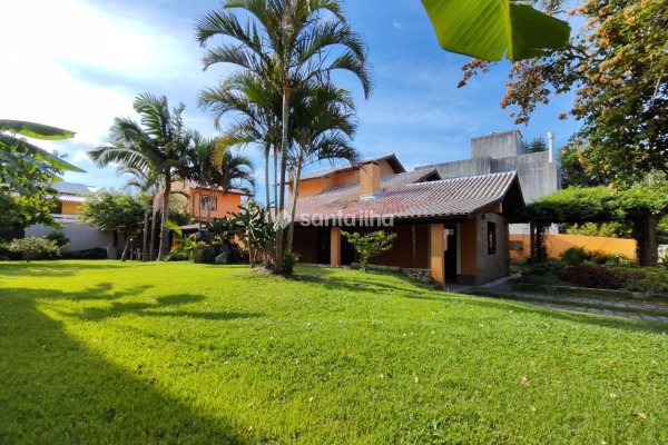 Casa à venda com 250m², 6 quartos, 3 suítes, 4 vagas no bairro Pântano do Sul em Florianópolis