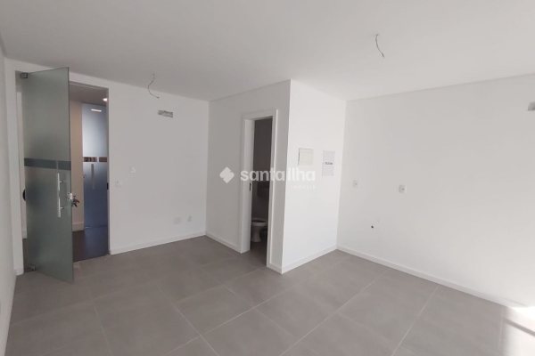 Sala/Conjunto à venda com 39m², 1 vaga no bairro Saco dos Limões em Florianópolis