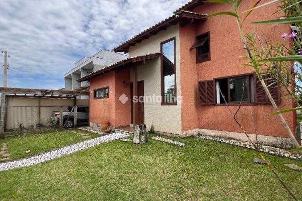 Casa à venda com 113m², 3 quartos, 1 suíte, 2 vagas no bairro Campeche em Florianópolis