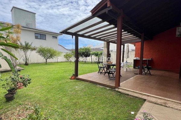 Casa à venda com 113m², 3 quartos, 1 suíte, 2 vagas no bairro Campeche em Florianópolis