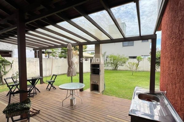 Casa à venda com 113m², 3 quartos, 1 suíte, 2 vagas no bairro Campeche em Florianópolis