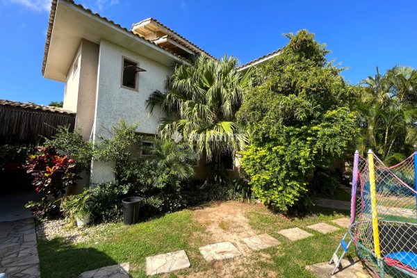 Casa para alugar ou comprar com 350m², 6 quartos, 2 suítes, 3 vagas no bairro Campeche em Florianópolis