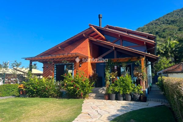 Casa à venda com 242m², 4 quartos, 4 suítes, 5 vagas no bairro Pântano do Sul em Florianópolis