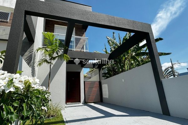 Casa à venda com 127m², 3 quartos, 1 suíte, 2 vagas no bairro Campeche em Florianópolis