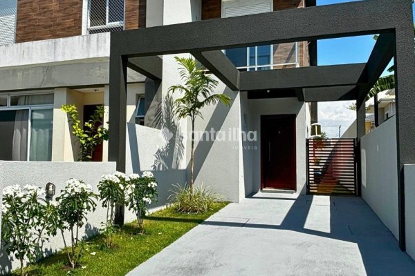 Casa à venda com 127m², 3 quartos, 1 suíte, 2 vagas no bairro Campeche em Florianópolis