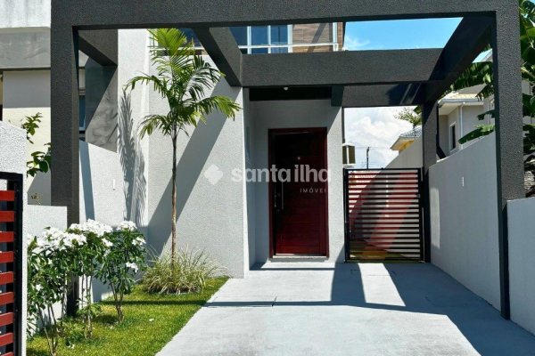 Casa à venda com 127m², 3 quartos, 1 suíte, 2 vagas no bairro Campeche em Florianópolis