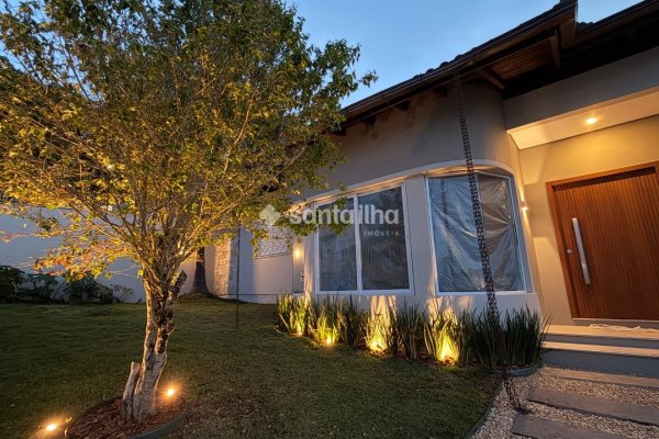 Casa à venda com 138m², 3 quartos, 1 suíte, 4 vagas no bairro Centro em Florianópolis