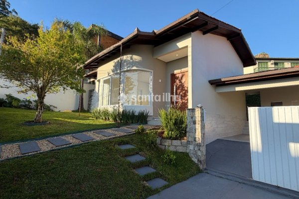 Casa à venda com 138m², 3 quartos, 1 suíte, 4 vagas no bairro Centro em Florianópolis