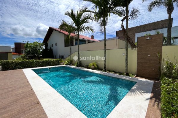 Casa em Condomínio para alugar com 576m², 3 quartos, 2 suítes, 4 vagas no bairro Morro das Pedras em Florianópolis