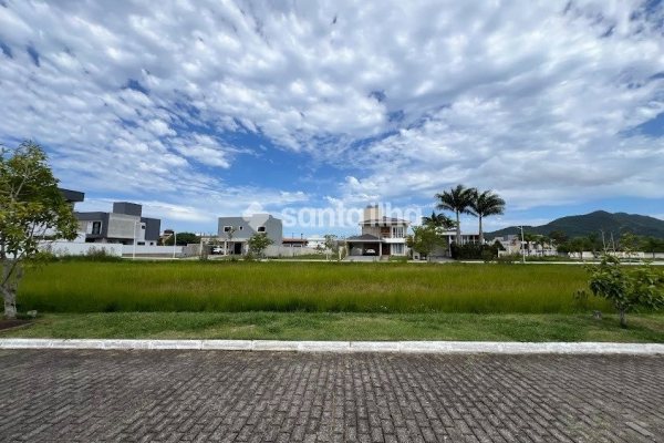 Terreno à venda com 385m², 1 vaga no bairro Campeche em Florianópolis