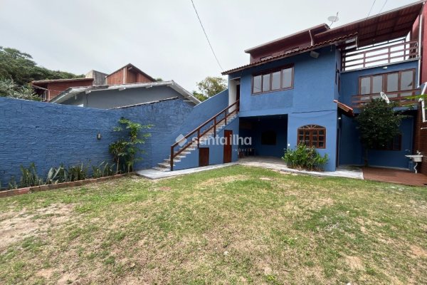 Casa para alugar com 85m², 3 quartos, 2 suítes, 2 vagas no bairro Rio Tavares em Florianópolis