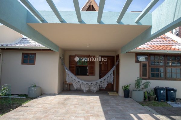 Casa à venda com 189m², 3 quartos, 1 suíte, 1 vaga no bairro Campeche em Florianópolis
