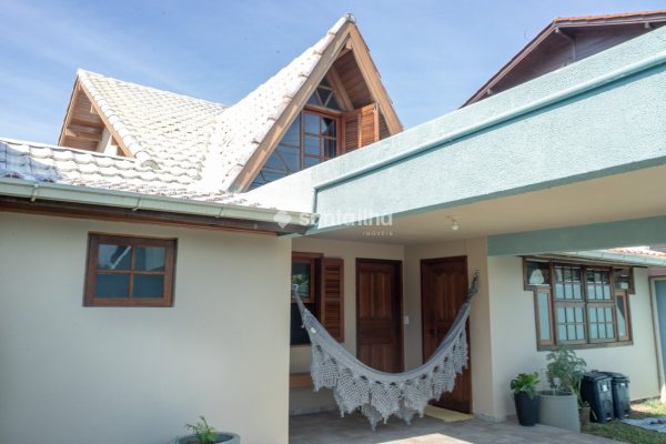 Casa à venda com 189m², 3 quartos, 1 suíte, 1 vaga no bairro Campeche em Florianópolis