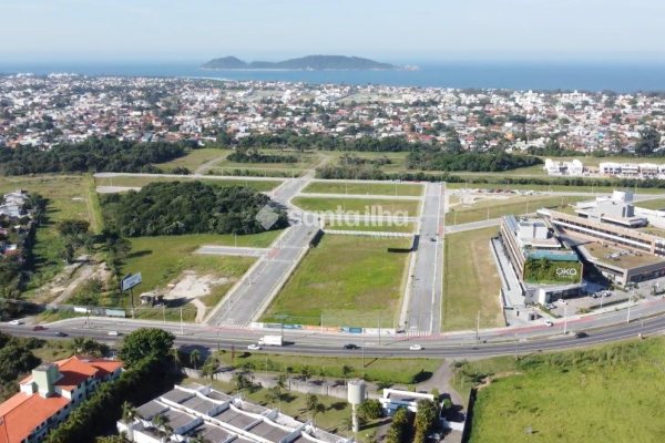 Terreno à venda com 450m², 2 vagas no bairro Campeche em Florianópolis