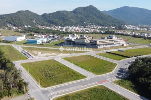 Terreno à venda com 450m², 2 vagas no bairro Campeche em Florianópolis