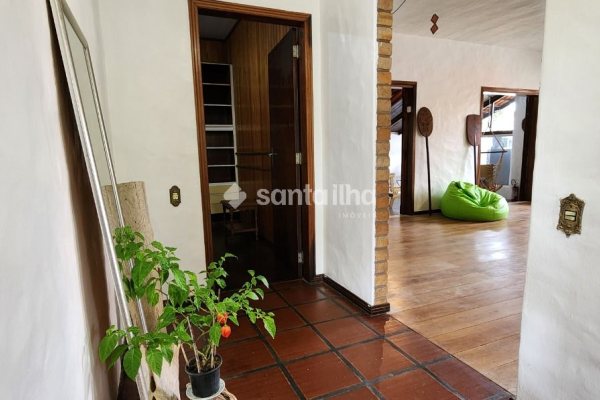 Casa à venda com 300m², 5 quartos, 1 suíte, 5 vagas no bairro Lagoa da Conceição em Florianópolis