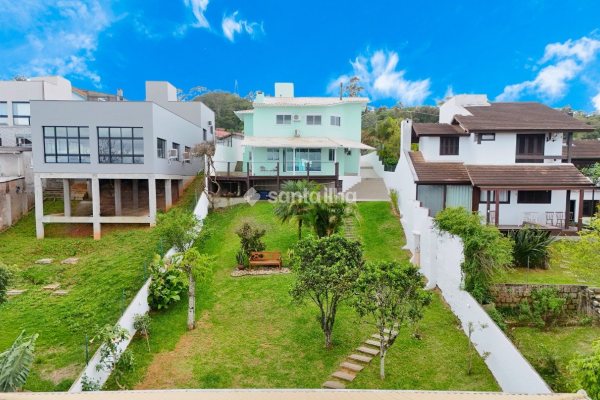 Casa à venda com 298m², 3 quartos, 2 suítes, 6 vagas no bairro José Mendes em Florianópolis