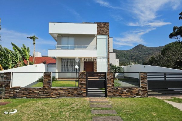 Casa à venda com 264m², 3 quartos, 1 suíte, 3 vagas no bairro Açores em Florianópolis
