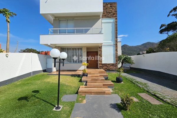 Casa à venda com 264m², 3 quartos, 1 suíte, 3 vagas no bairro Açores em Florianópolis