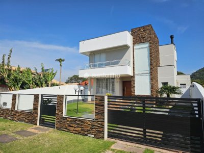 Casa à venda com 264m², 3 quartos, 1 suíte, 3 vagas no bairro Açores em Florianópolis - Foto 2
