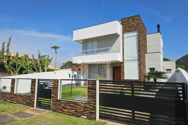 Casa à venda com 264m², 3 quartos, 1 suíte, 3 vagas no bairro Açores em Florianópolis