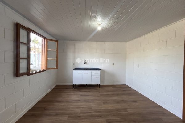 Casa para alugar com 35m², 1 quarto no bairro Campeche em Florianópolis