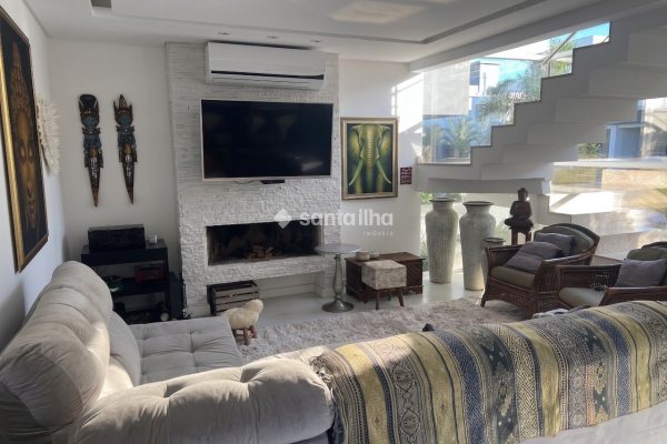 Casa em Condomínio para alugar com 350m², 3 quartos, 3 suítes, 2 vagas no bairro Rio Tavares em Florianópolis