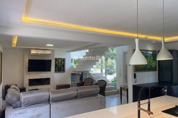 Casa em Condomínio para alugar com 350m², 3 quartos, 3 suítes, 2 vagas no bairro Rio Tavares em Florianópolis