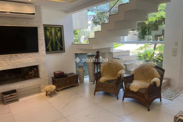 Casa em Condomínio para alugar com 350m², 3 quartos, 3 suítes, 2 vagas no bairro Rio Tavares em Florianópolis