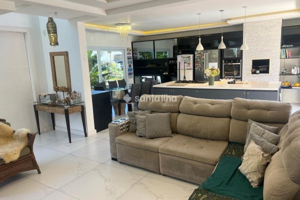 Casa em Condomínio para alugar com 350m², 3 quartos, 3 suítes, 2 vagas no bairro Rio Tavares em Florianópolis