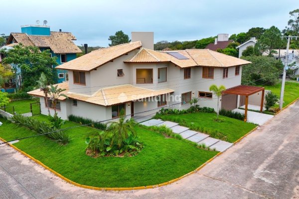 Casa em Condomínio à venda com 350m², 3 quartos, 3 suítes, 2 vagas no bairro Rio Tavares em Florianópolis