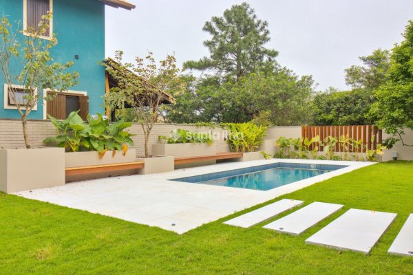 Casa em Condomínio à venda com 350m², 3 quartos, 3 suítes, 2 vagas no bairro Rio Tavares em Florianópolis