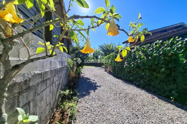Casa à venda com 70m², 3 quartos, 2 vagas no bairro Campeche em Florianópolis