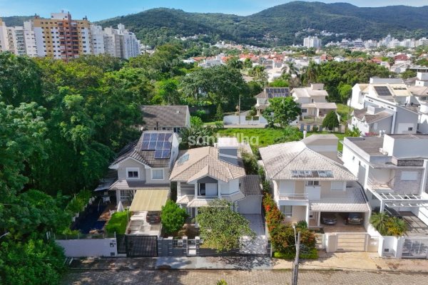 Casa à venda com 240m², 5 quartos, 1 suíte, 2 vagas no bairro Santa Mônica em Florianópolis