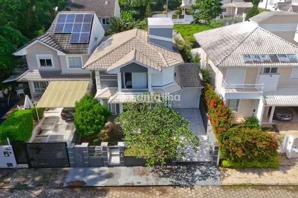 Casa à venda com 240m², 5 quartos, 1 suíte, 2 vagas no bairro Santa Mônica em Florianópolis