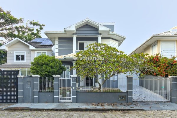 Casa à venda com 240m², 5 quartos, 1 suíte, 2 vagas no bairro Santa Mônica em Florianópolis