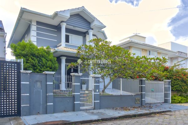 Casa à venda com 240m², 5 quartos, 1 suíte, 2 vagas no bairro Santa Mônica em Florianópolis