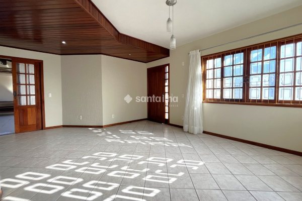 Casa para alugar com 140m², 3 quartos, 1 suíte, 2 vagas no bairro Carianos em Florianópolis