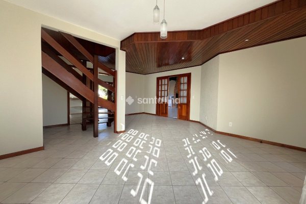 Casa para alugar com 140m², 3 quartos, 1 suíte, 2 vagas no bairro Carianos em Florianópolis