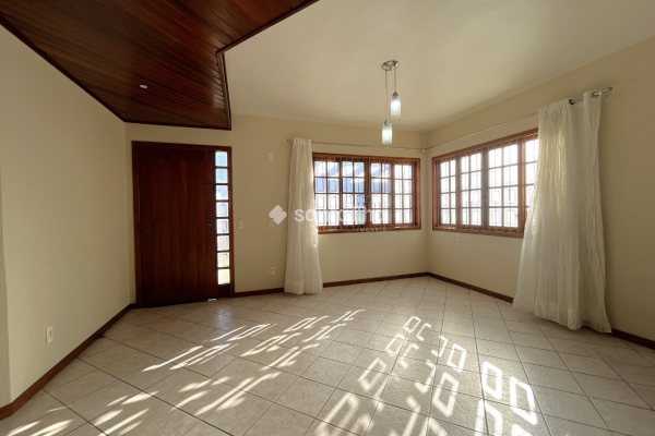 Casa para alugar com 140m², 3 quartos, 1 suíte, 2 vagas no bairro Carianos em Florianópolis
