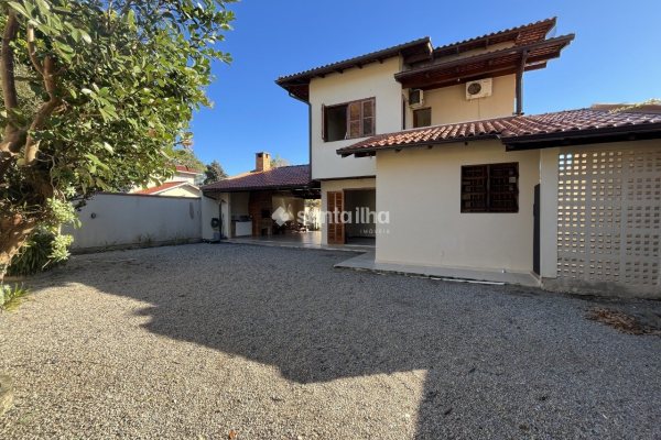 Casa para alugar com 140m², 3 quartos, 1 suíte, 2 vagas no bairro Carianos em Florianópolis