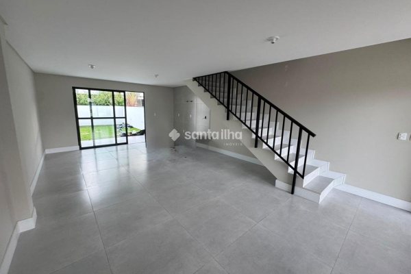 Casa à venda com 118m², 3 quartos, 1 suíte, 2 vagas no bairro Campeche em Florianópolis